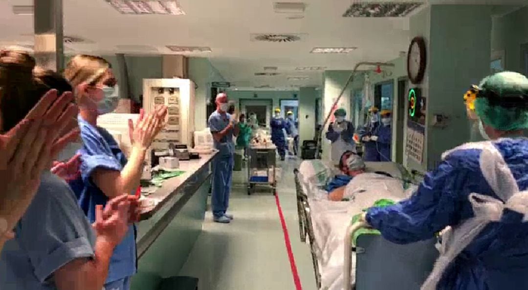 Aplausos en la UCI del Hospital Miguel Servet (Zaragoza) 