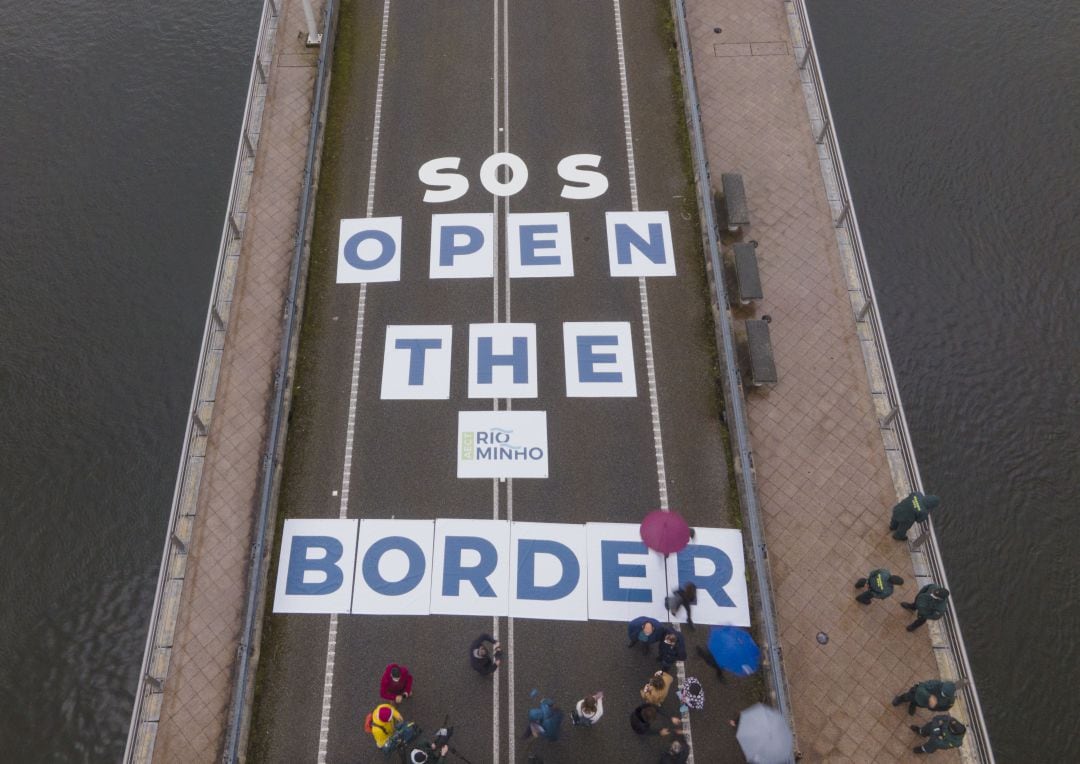 Cartel de protesta de los alcaldes de la raia del Miño en la Ponte da Amizade por el cierre de fronteras. 