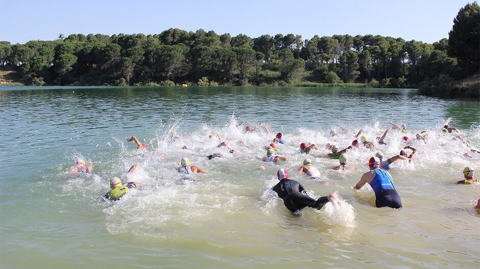 Los participantes del triatlón de San Juan del Flumen en la prueba de natación