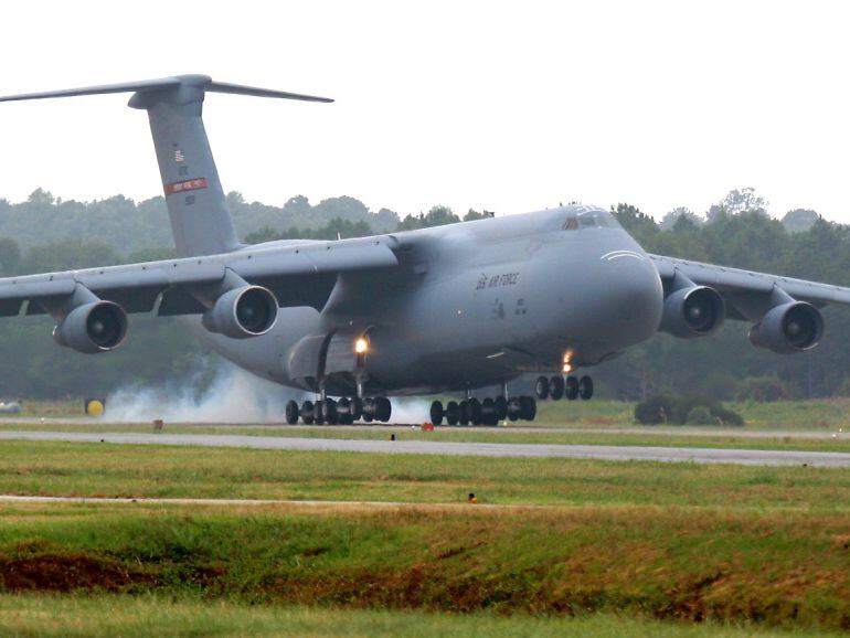 Avión en la pista del aeropuerto de la base de Rota