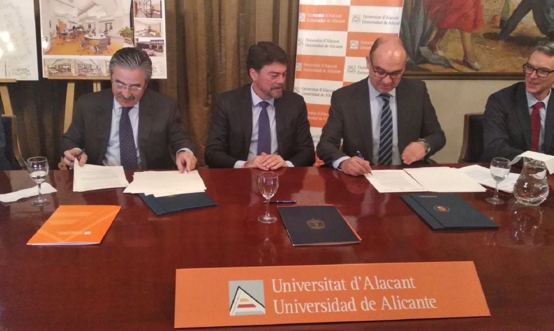 Momento de la firma del convenio entre la Universidad de Alicante y Telefónica para la creación de Alicante Open Future