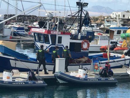 Los agentes en los pantalanes del puerto de La Graciosa.