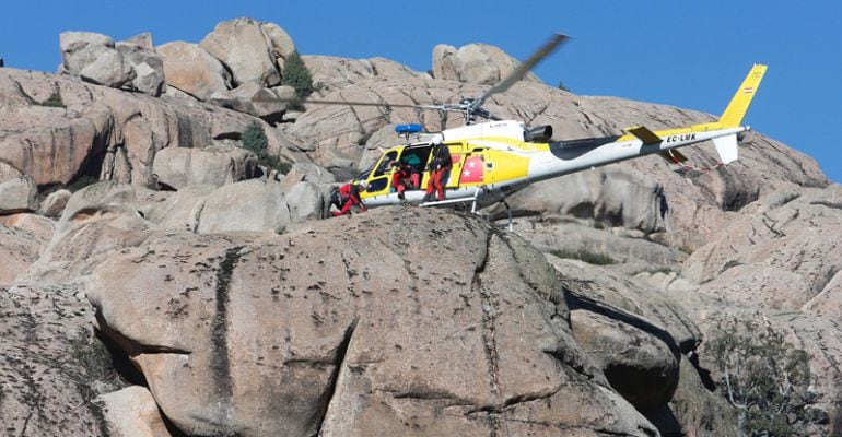 Servicios de Emergencias rescatando a un montañero