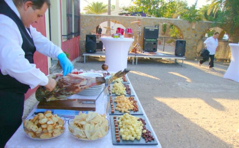 Un camarero sirve comida en una celebración familiar