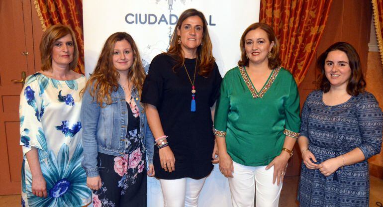 La nueva Dulcinea acompañada de las Damas Blanca Ruiz Díaz, Milagros Delgado Martín, Lorena Gómez Merino y Begoña Sobrino Ruiz