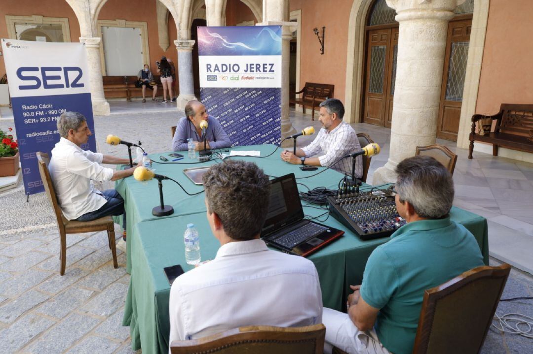 El alcalde de Rota, Javier Ruíz , siendo entrevistado.