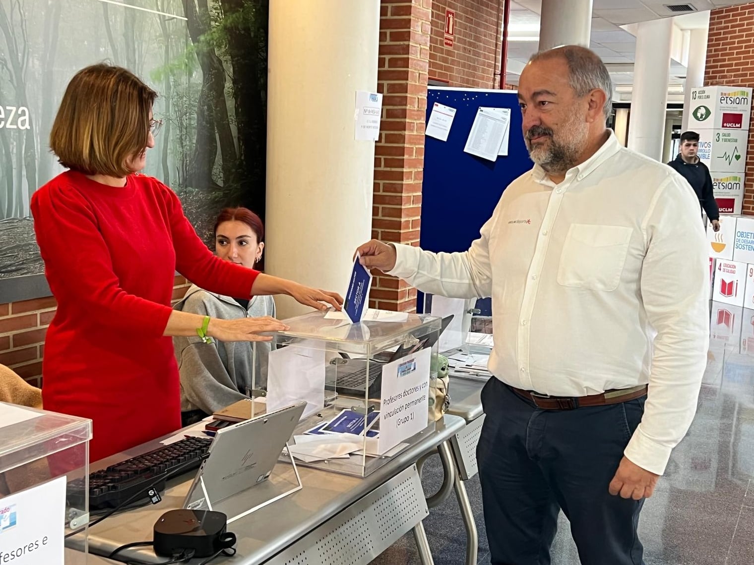 El rector en funciones y candidato, Julián Garde, votando en la ETSIAM