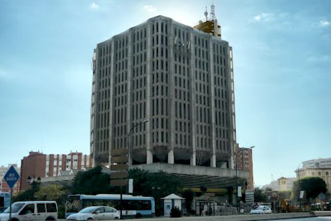 El edificio preside la entrada al Centro Histórico por el puente de Tetuán