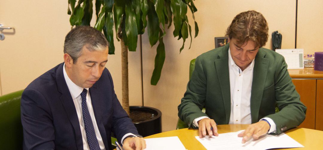 El alcalde ha firmados los convenios de colaboración con los dos colegios de educación especial de la ciudad.