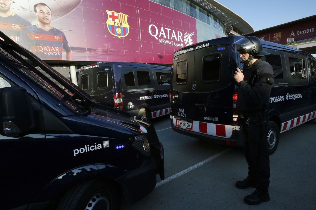 Los Mossos, en las inmediaciones del Camp Nou