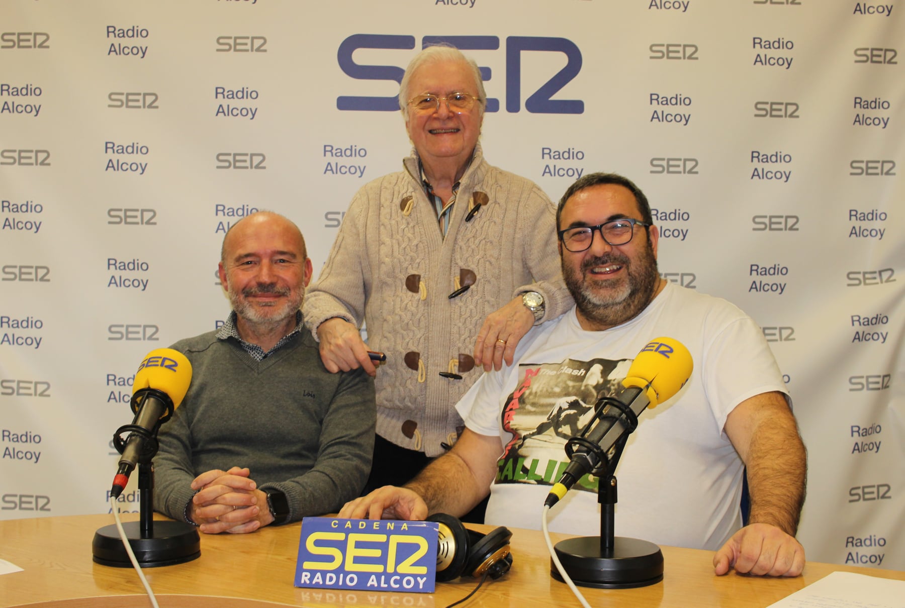 Paco Azmar acompañado por Pau Acosta y Alberto Rivas, en el estudio central de Radio Alcoy