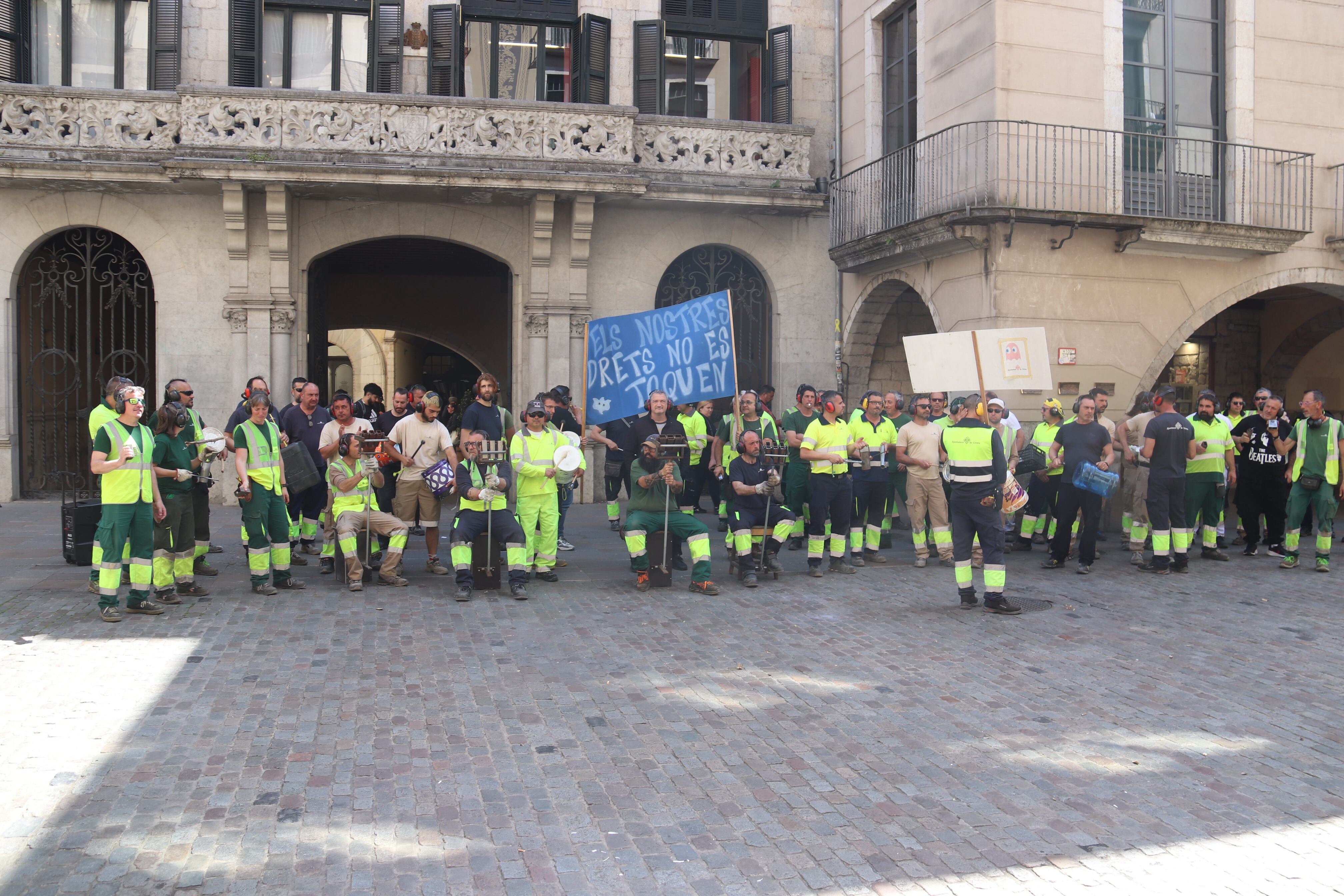 Treballadors protestant a les portes de l'Ajuntament de Girona