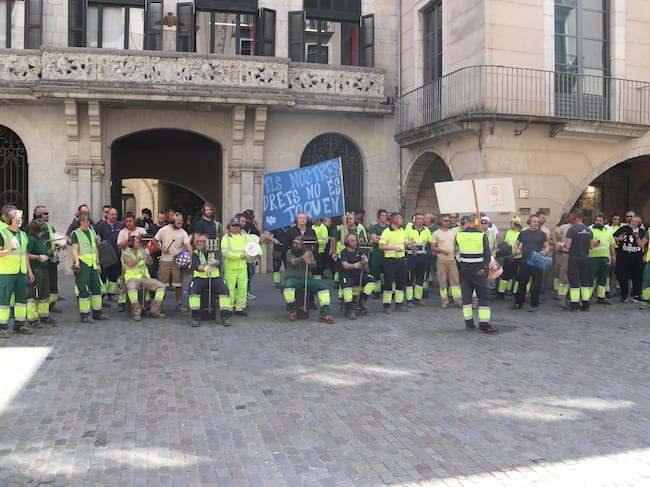Treballadors protestant a les portes de l'Ajuntament de Girona