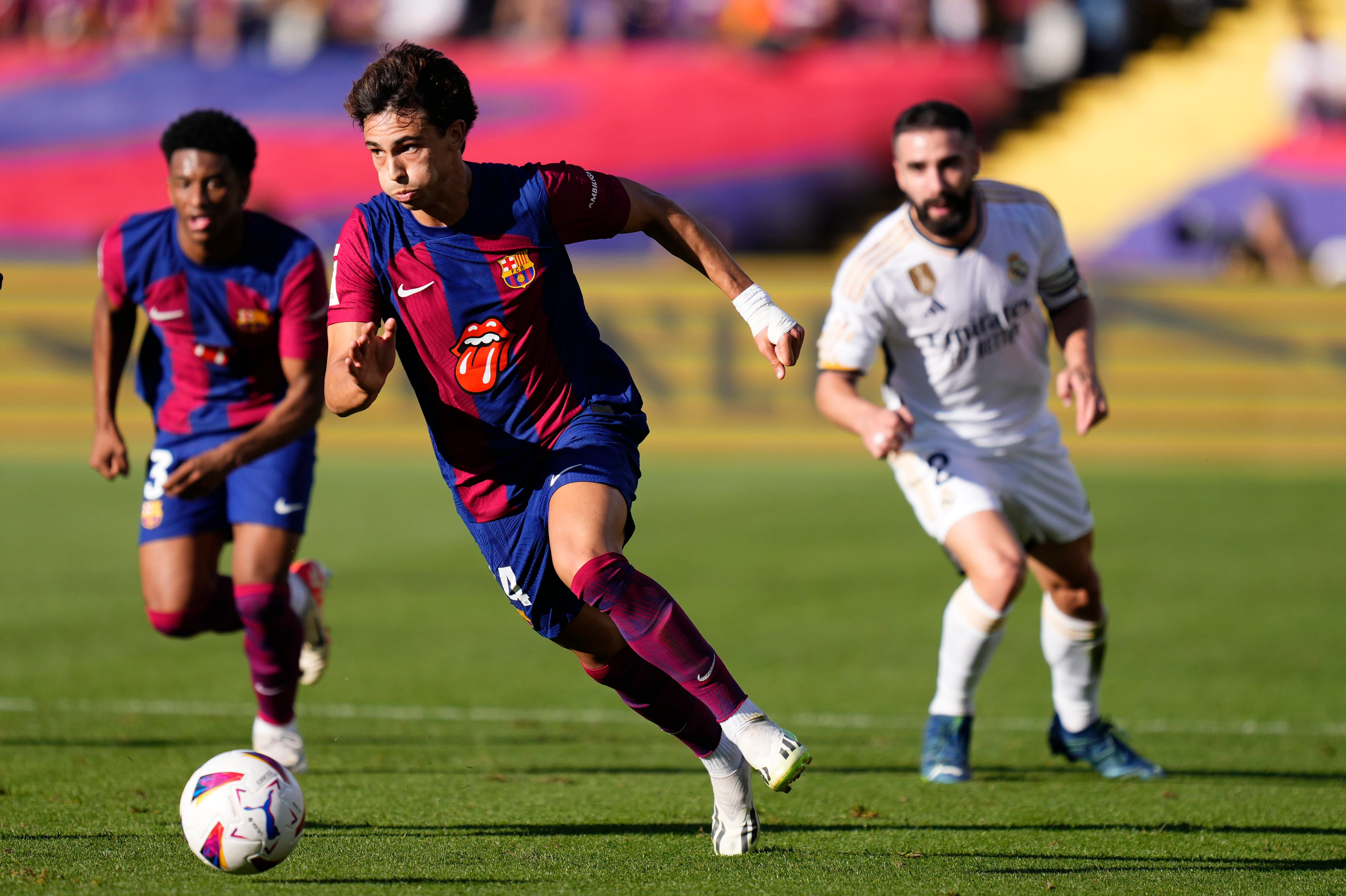 Joao Félix conduce la pelota en el Barça - Madrid de la primera vuelta de Liga