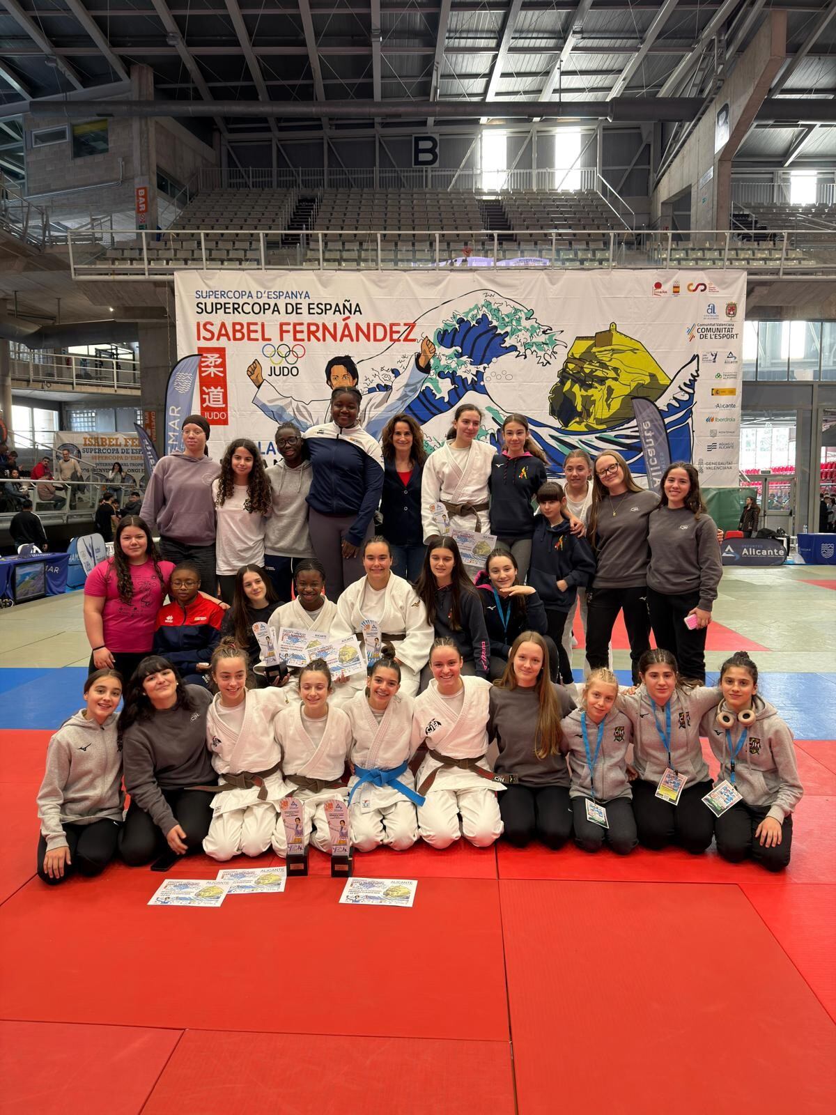 Judocas de Binéfar con Isabel Fernández