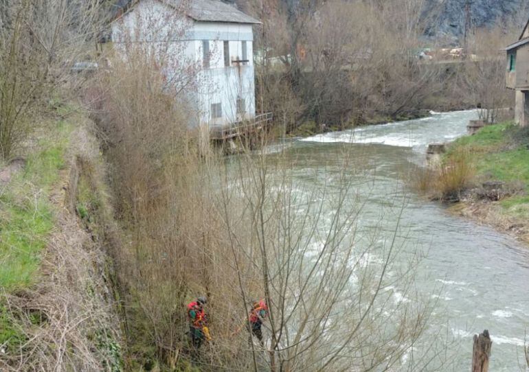 Labores de rescate del cuerpo sin vida de Albino en la sala de turbinas de la Hullera