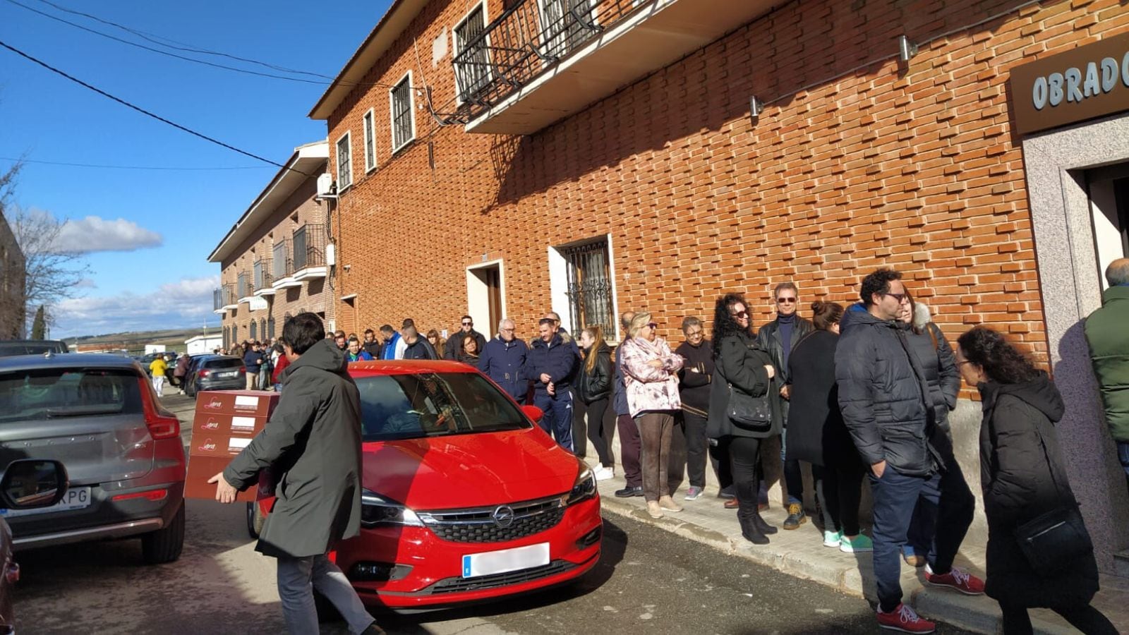 Largas colas en la Pastelería Lara de Magán (Toledo)