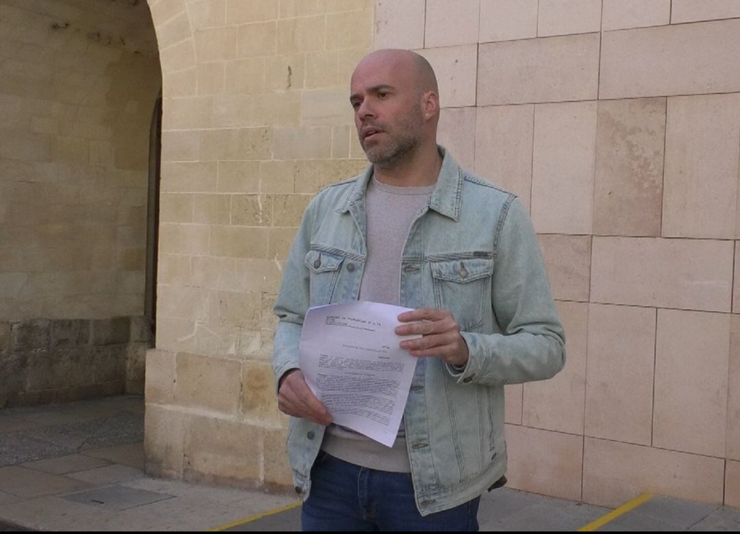 José Vicente Bustamante con la sentencia del juzgado