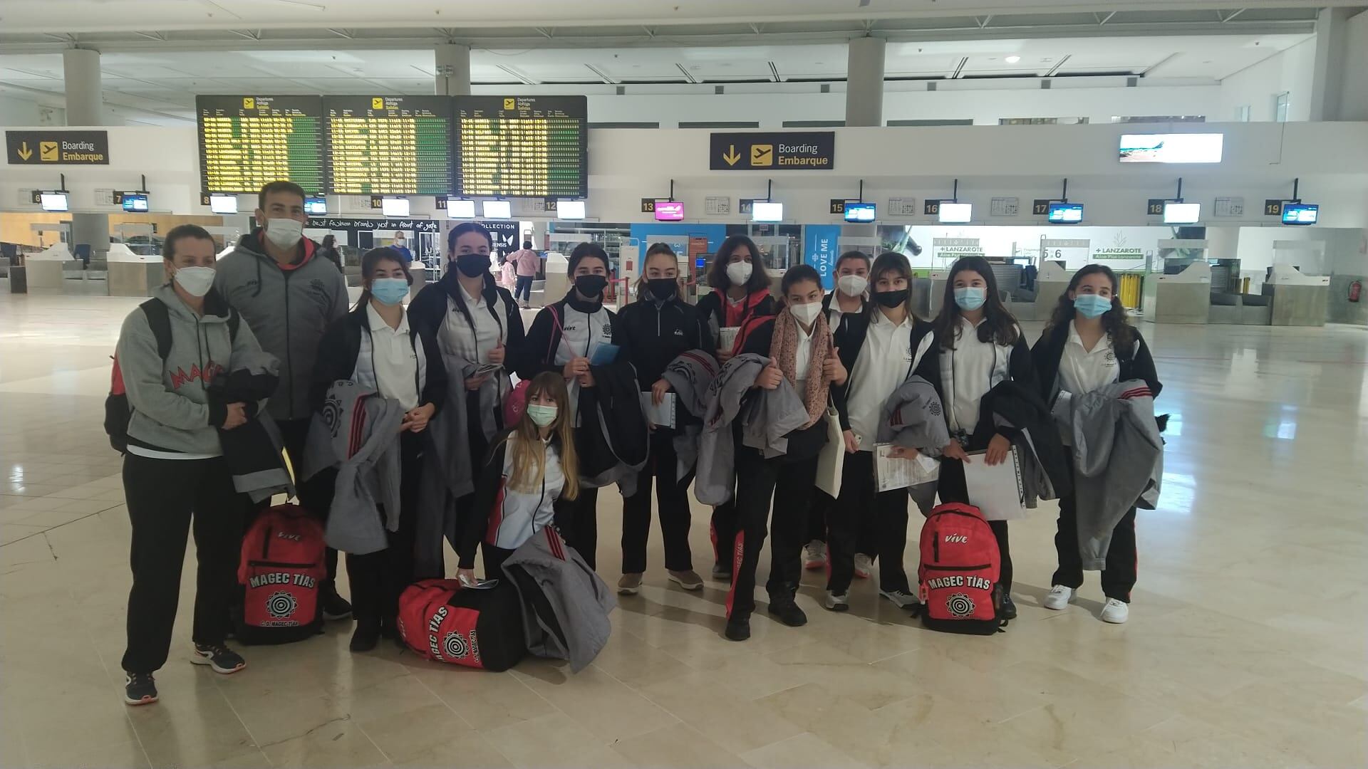 Expedición del Magec Tías en el aeropuerto lanzaroteño.