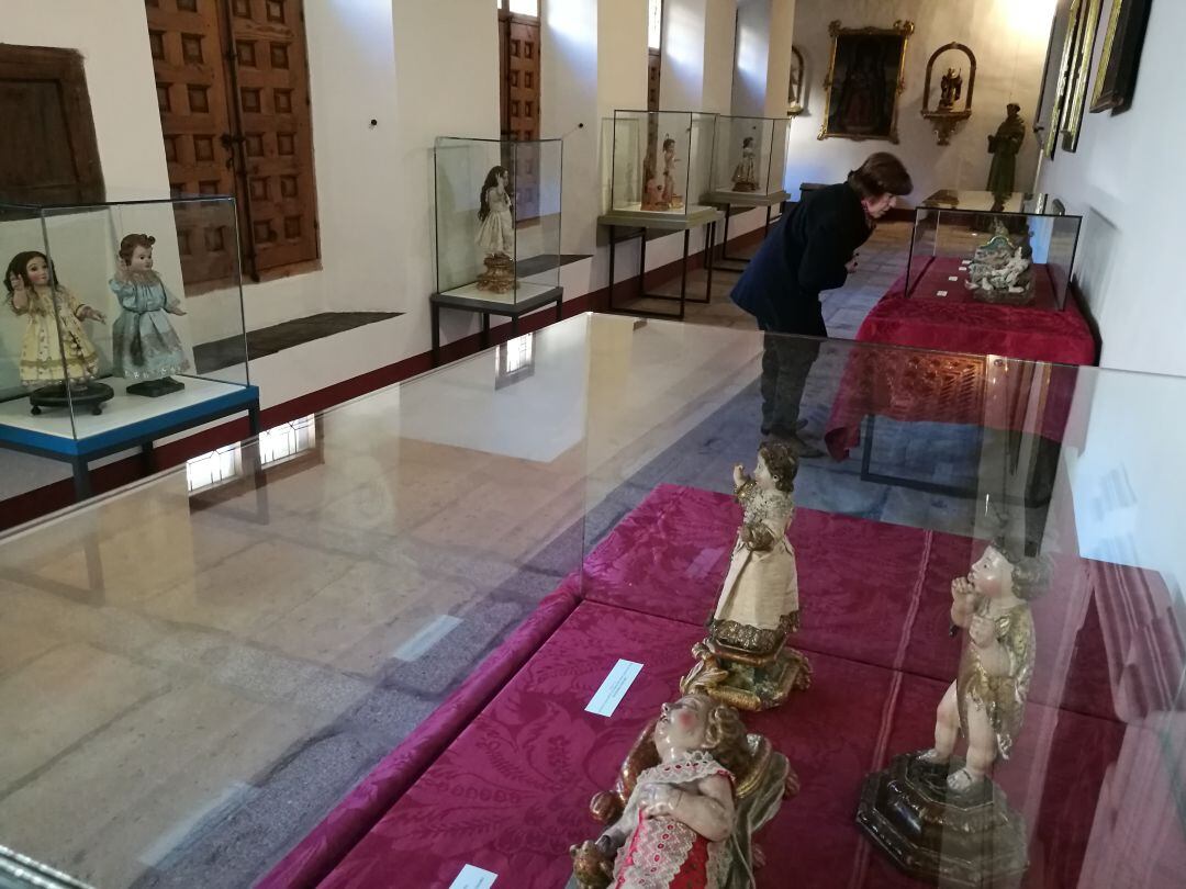 Las urnas con los diferentes niños Jesús se encuentran instaladas en el claustro del monasterio de San Antonio El Real