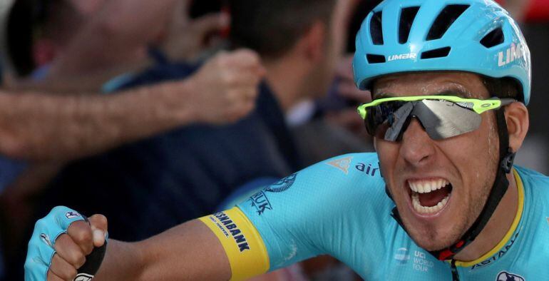 Omar Fraile (Astana) se impone al sprint hoy durante la quinta etapa de la Vuelta Ciclista al País Vasco, con salida en Vitoria y meta en Eibar (Gipuzkoa), sobre un recorrido de 164,7 kilómetros