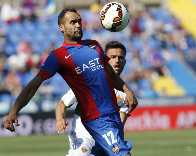 GRA122. VALENCIA, 23/05/2015.- El defensa del Levante Juan Francisco García (i) y el delantero del Elche, Cristian Herrera durante el partido de la trigésima octava, y última, jornada de Liga que ambos equipos disputan en el estadio de Ciudad de Valencia. EFE/Juan Carlos Cárdenas