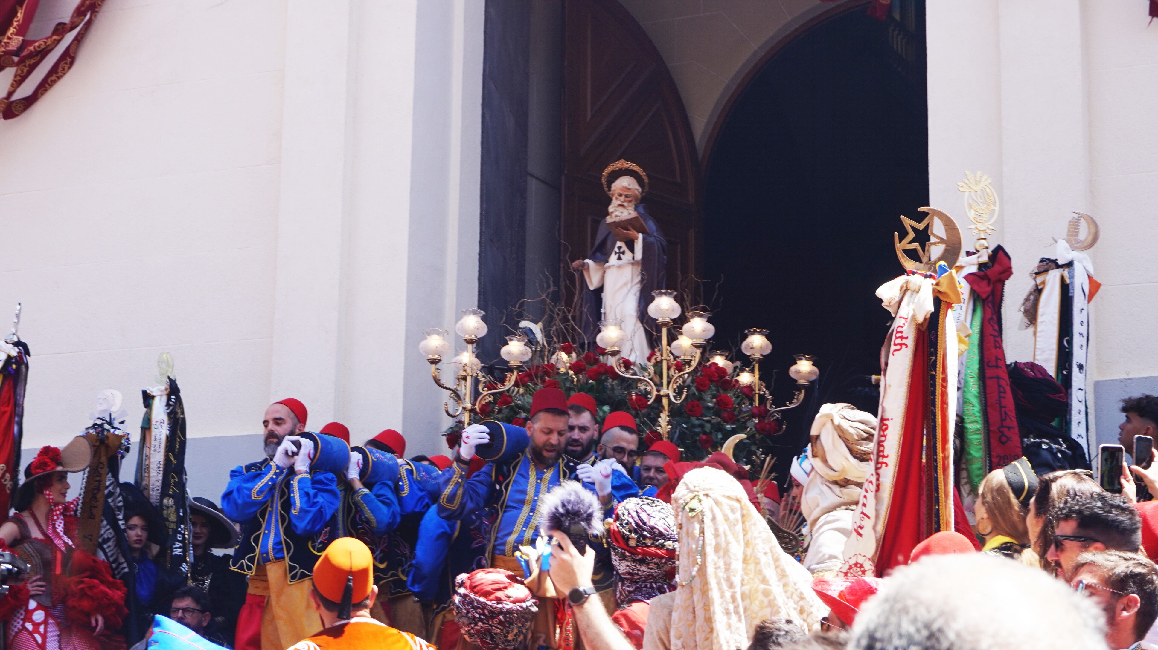 San Antón entra en la iglesia de Santa Ana acompañado del pasodoble que se le refiere