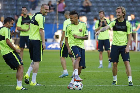 Football - FC Barcelona Training - UEFA Champions League Final Preview - Olympiastadion, Berlin, Germany - 5/6/15 Barcelona&#039;s Neymar, Xavi, Jeremy Mathieu and Ivan Rakitic during training
 Reuters / Kai Pfaffenbach