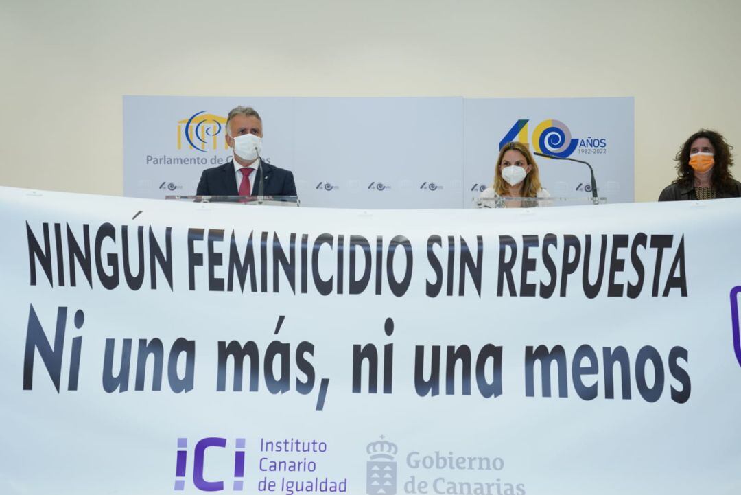 Acto de repulsa al último feminicidio en el Parlamento de Canarias