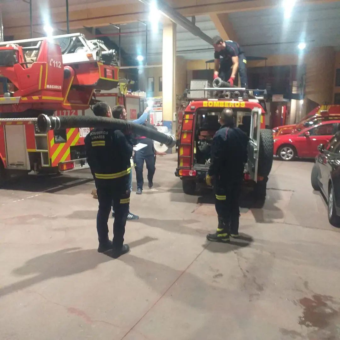 Bomberos de Linares parten hacia Valencia.