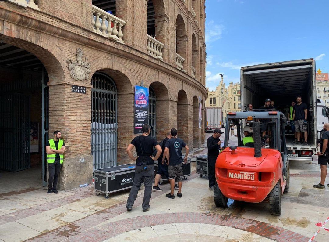 Desmontan los equipos para el concierto en la Plaza de Toros