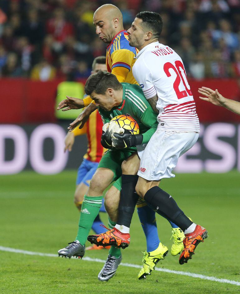 GRA390. SEVILLA, 29112015.- El portero del Valencia, el australiano Mark Ryan, atrapa el balón ante el centrocampista del Sevilla Vitolo (d), durante el partido de Liga en Primera División que están disputando esta noche en el estadio Sánchez Pizjuán. EFEJosé Manuel Vidal