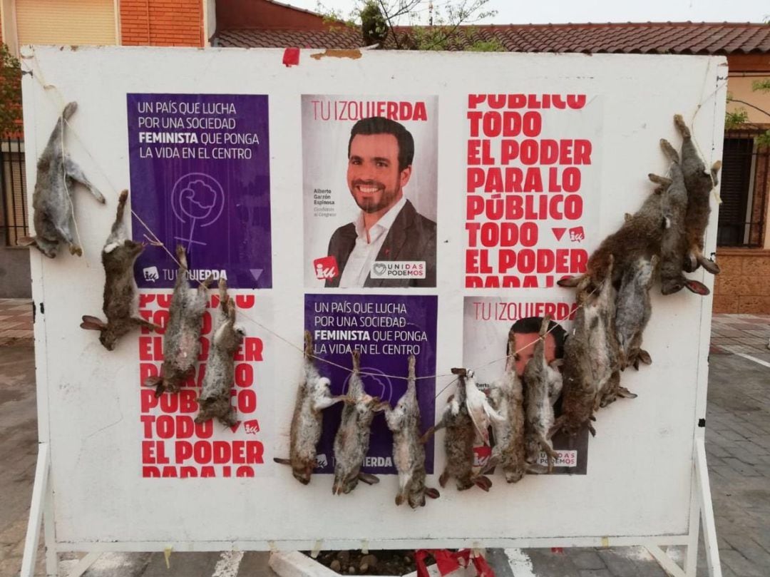 Garzón denuncia que la publicidad de IU ha amanecido &#039;decorada&#039; con 16 conejos muertos en un pueblo de Toledo