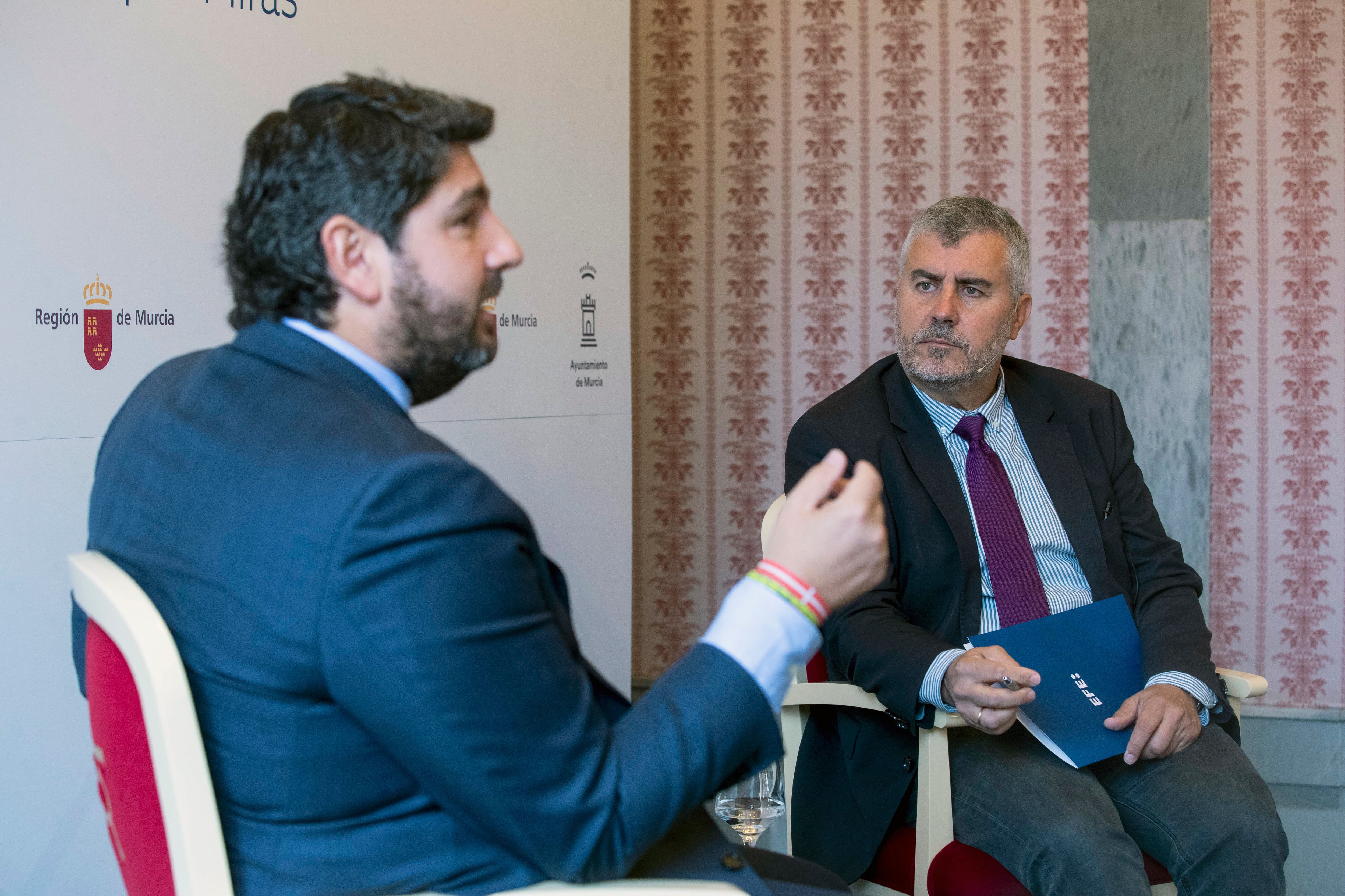 El presidente de la Comunidad de Murcia Fernando López Miras (i), y el presidente de la Agencia EFE, Miguel Ángel Oliver (d), durante un momento del conversatorio con el presidente de Murcia con motivo del Cuarenta Aniversario de la Agencia EFE en Murcia, este lunes en el Teatro Romea de Murcia. EFE/Marcial Guillén