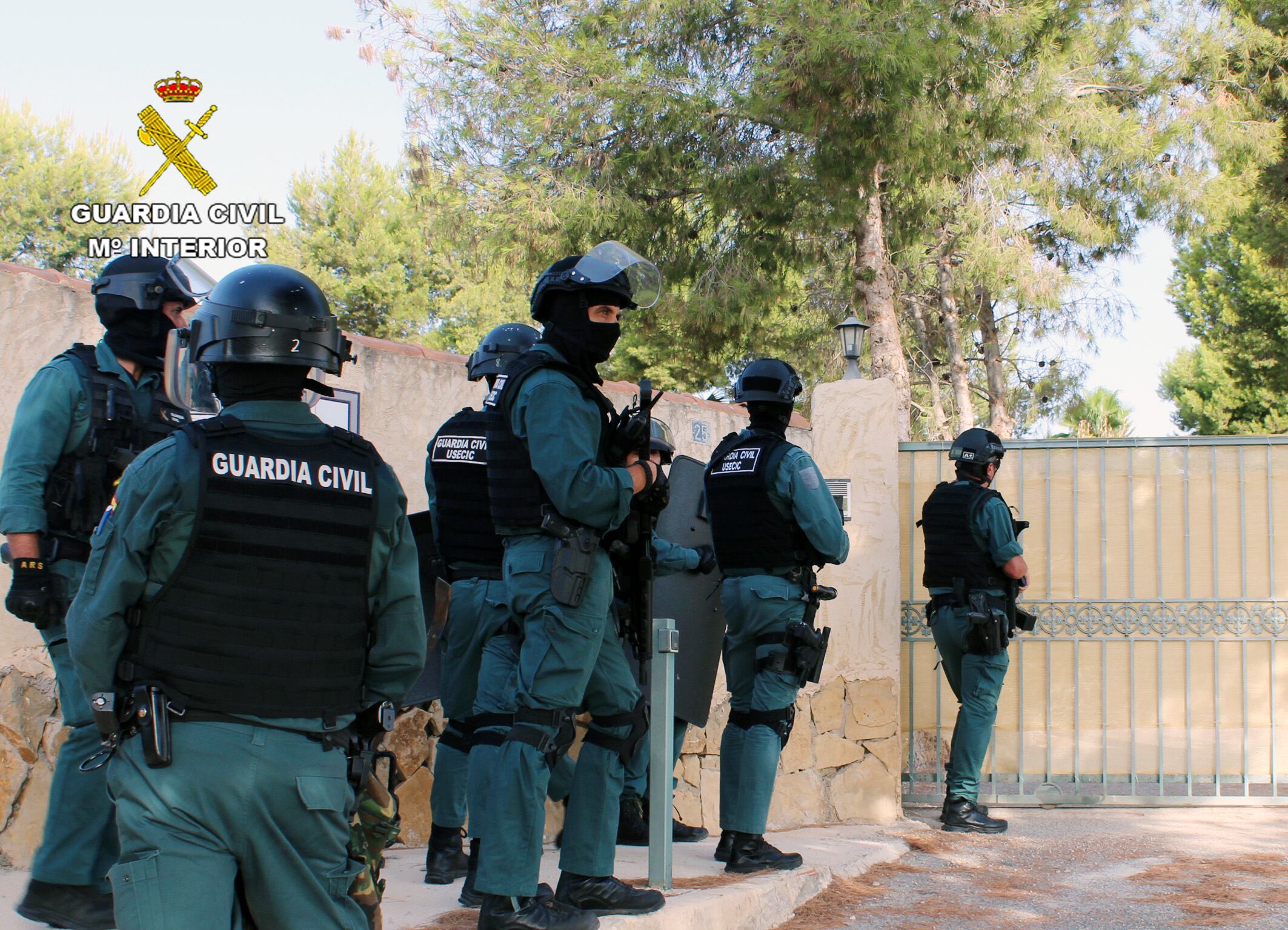 Agentes de la Guardia Civil se preparan a entrar en la finca de Campos del Río