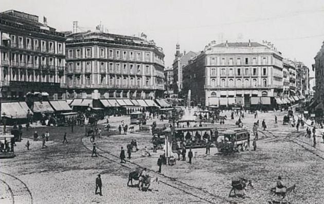 Puerta del Sol de Madrid en el siglo XIX.