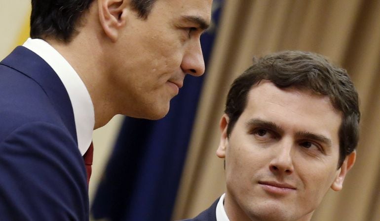 El secretario general del PSOE, Pedro Sánchez, y el presidente de Ciudadanos, Albert Rivera, durante la firma del acuerdo de investidura y legislatura alcanzado entre los dos partidos, hoy en el Congreso de los Diputados.