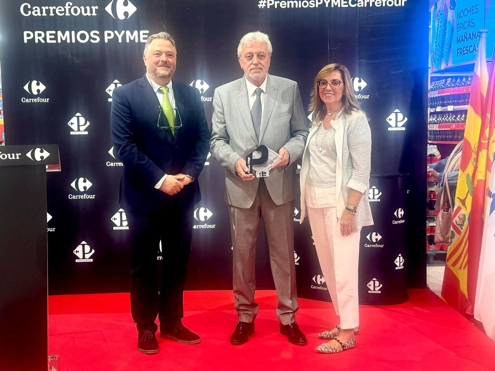 José Luis Romeo ( en el centro) recibe el galardón