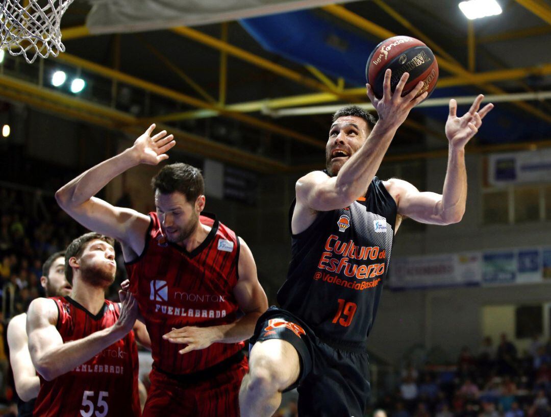 GRAF5687. FUENLABRADA, El alero de Valencia Basket, Fernando San Emeterio (d), entra a canasta ante los defensores del Montakit Fuenlabrada, durante el encuentro de liga ACB disputado esta noche en el pabellón Fernando Martín de Fuenlabrada. EFE, Javier López.