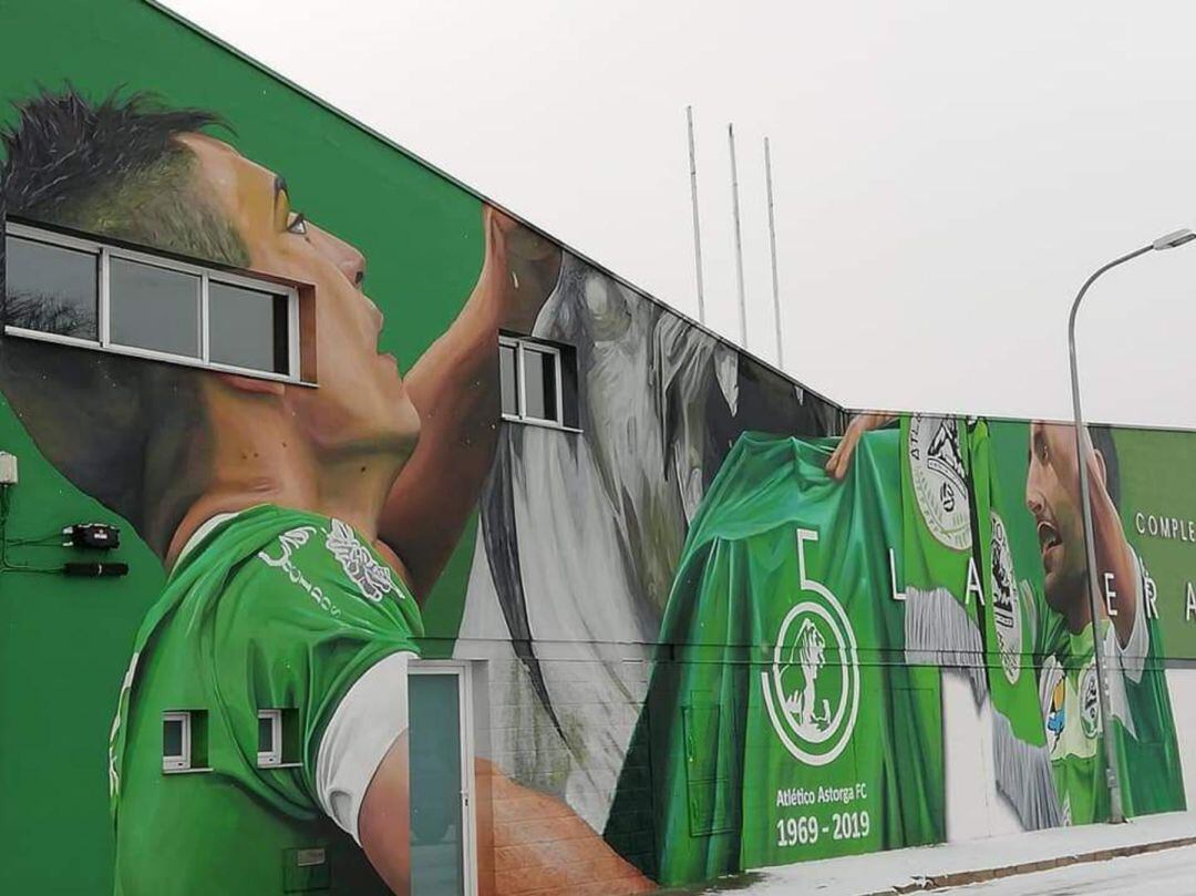 La imagen de Roberto Puente y Diego Peláez ya luce en la fachada del estadio maragato