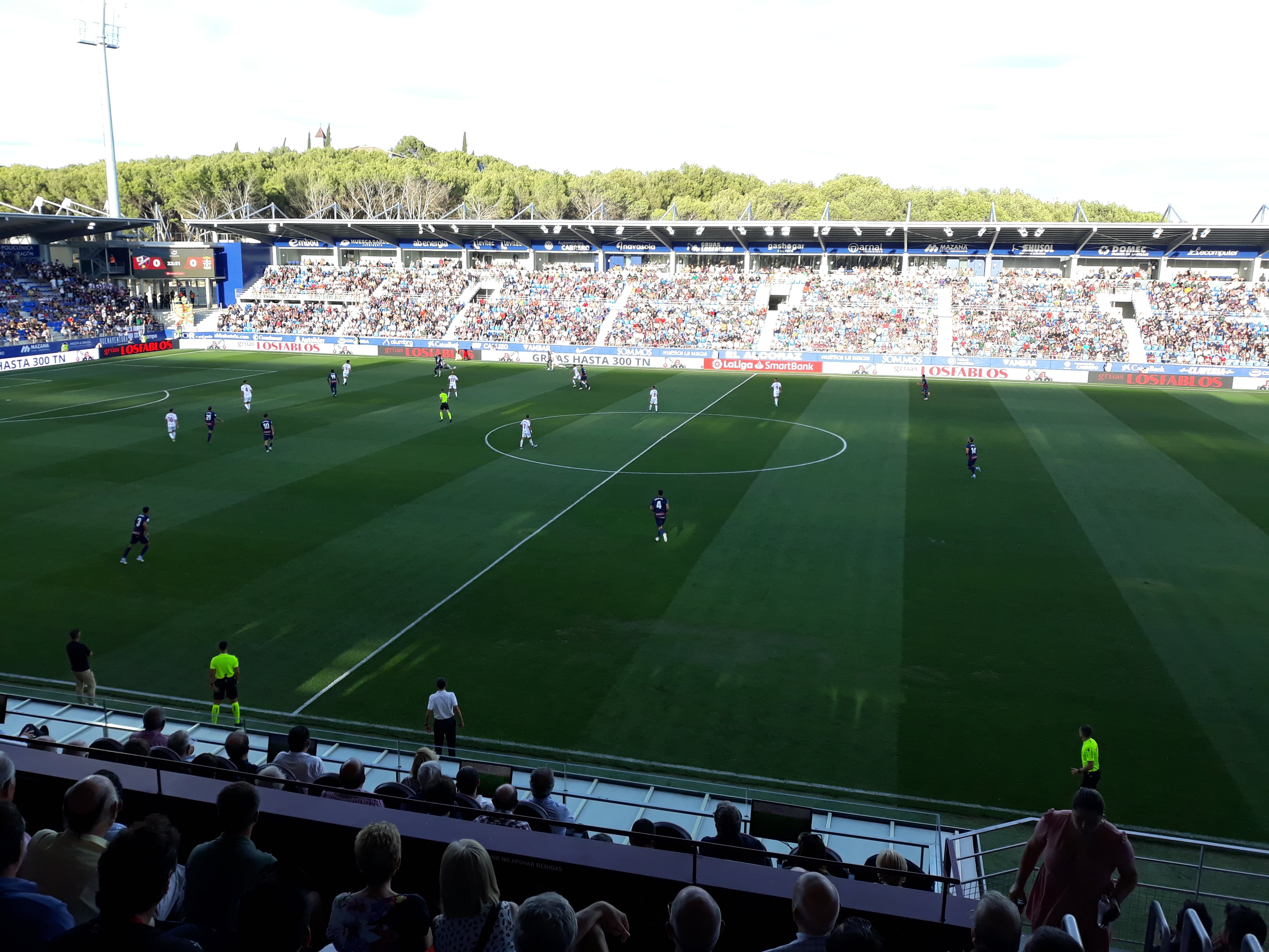 La afición de la SD Huesca durante un partido en El Alcoraz