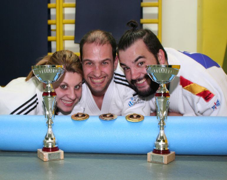 Anita, Iglesias y Christian,posando con algunos trofeos y medallas de otras competiciones