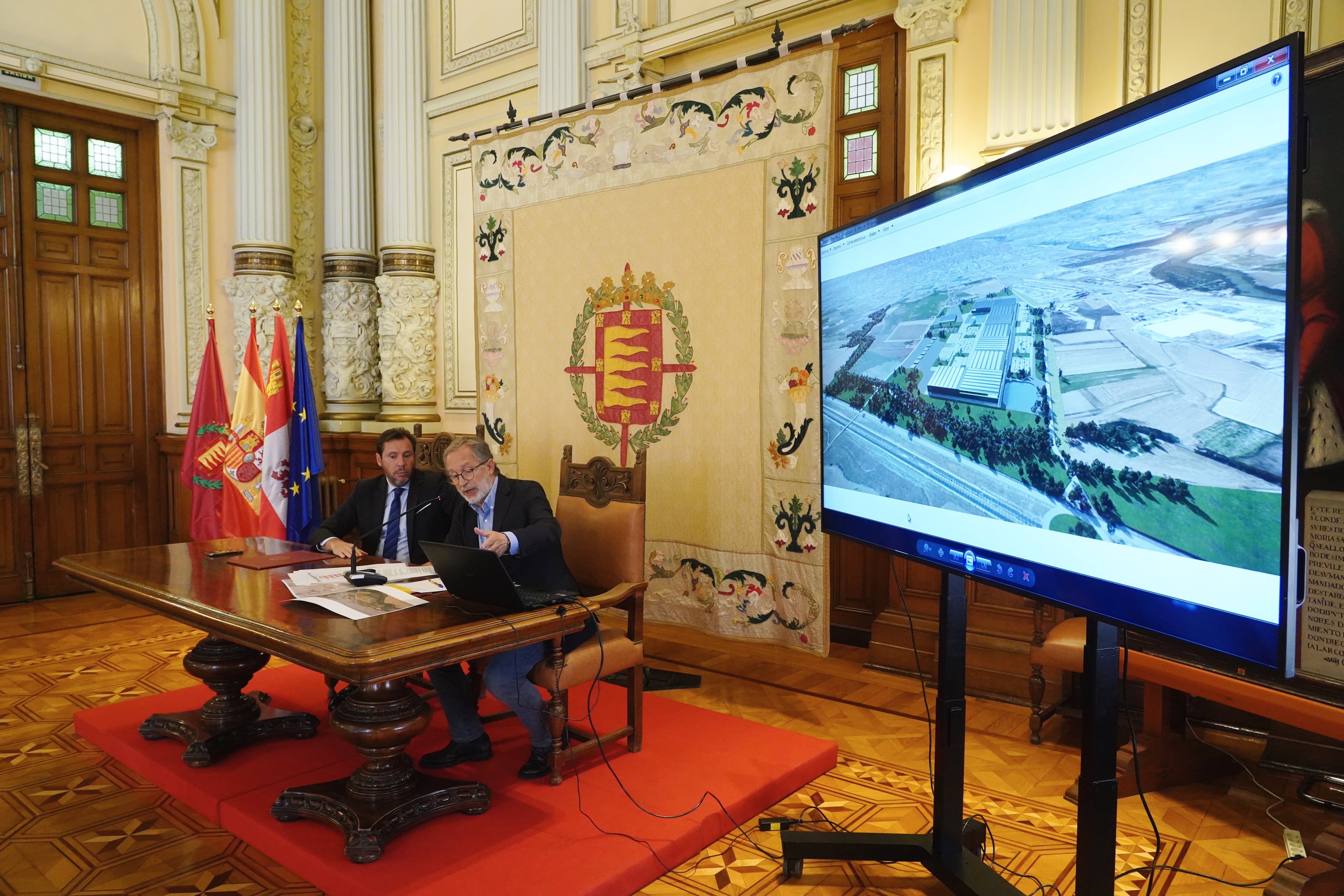 El alcalde, Óscar Puente, comparece en rueda de prensa son el concejal de Planeamiento Urbanístico y Vivienda, Manuel Saravia, para ofrecer detalles del proyecto empresarial de InoBat Auto en Valladolid.