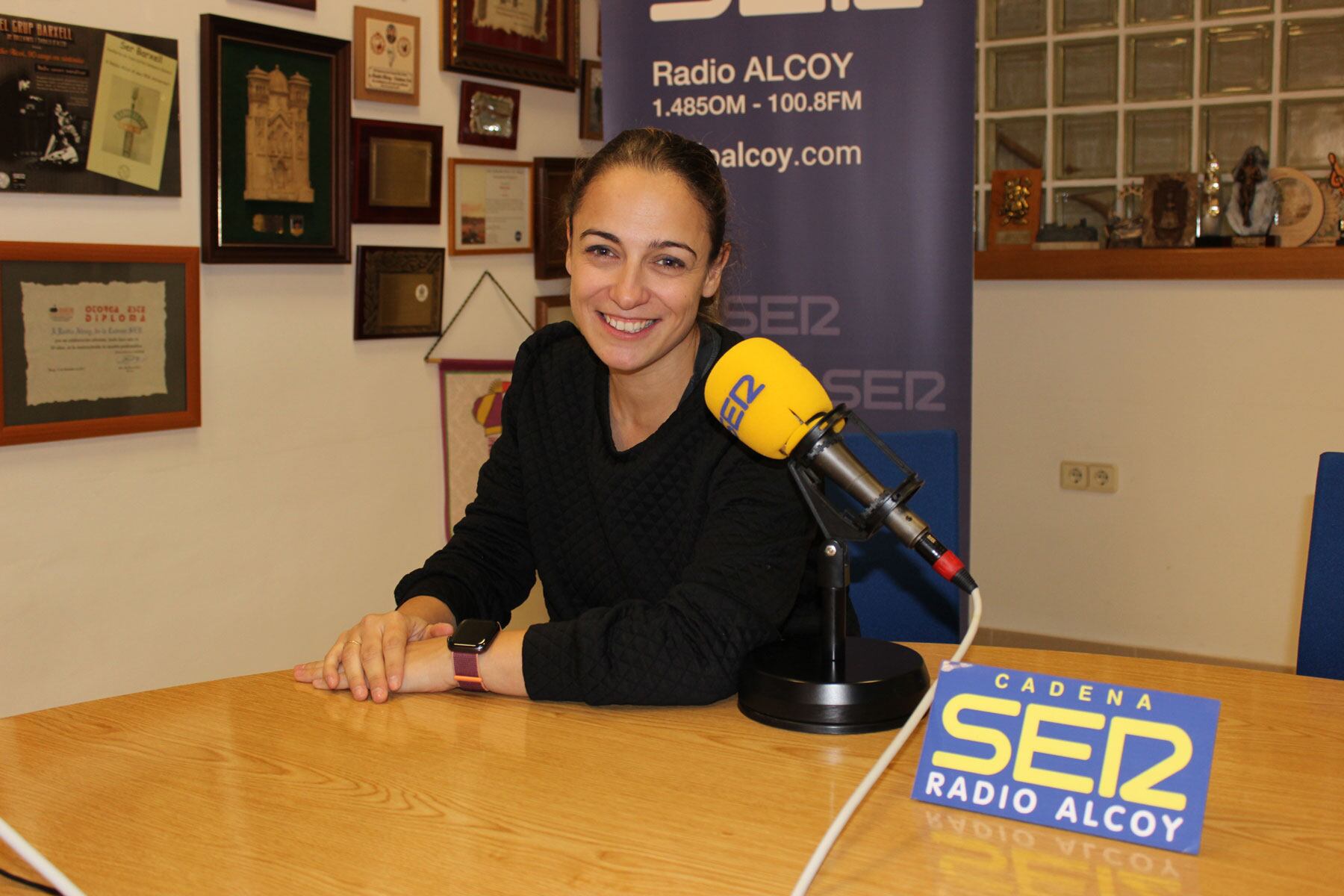Sara Mejías, en l'estudi central de Radio Alcoy