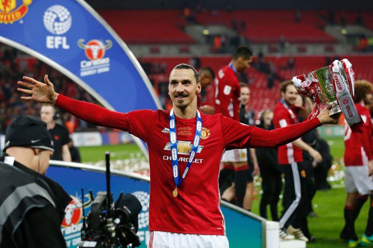 Ibrahimovic celebra el título de copa con el United