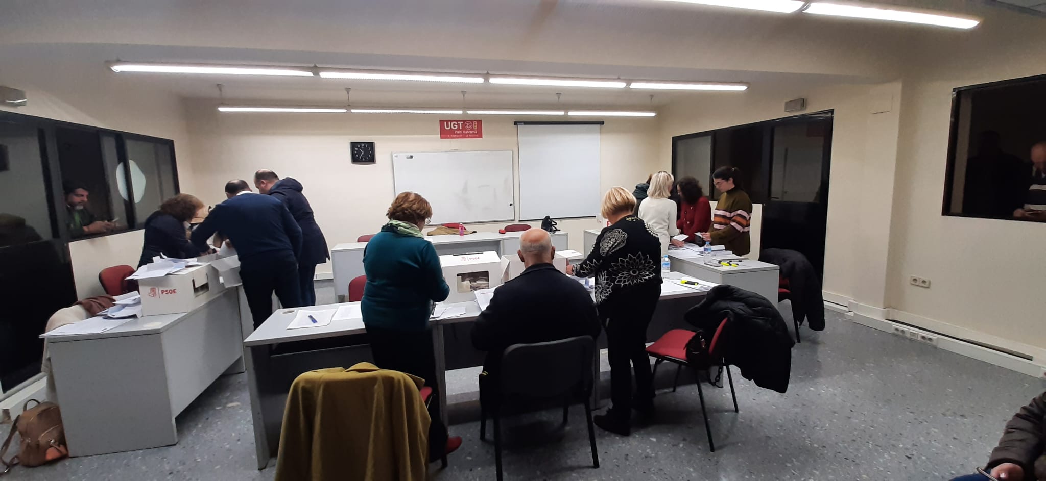 Recuento de votos en la sede de UGT tras la asamblea del PSOE-Alicante