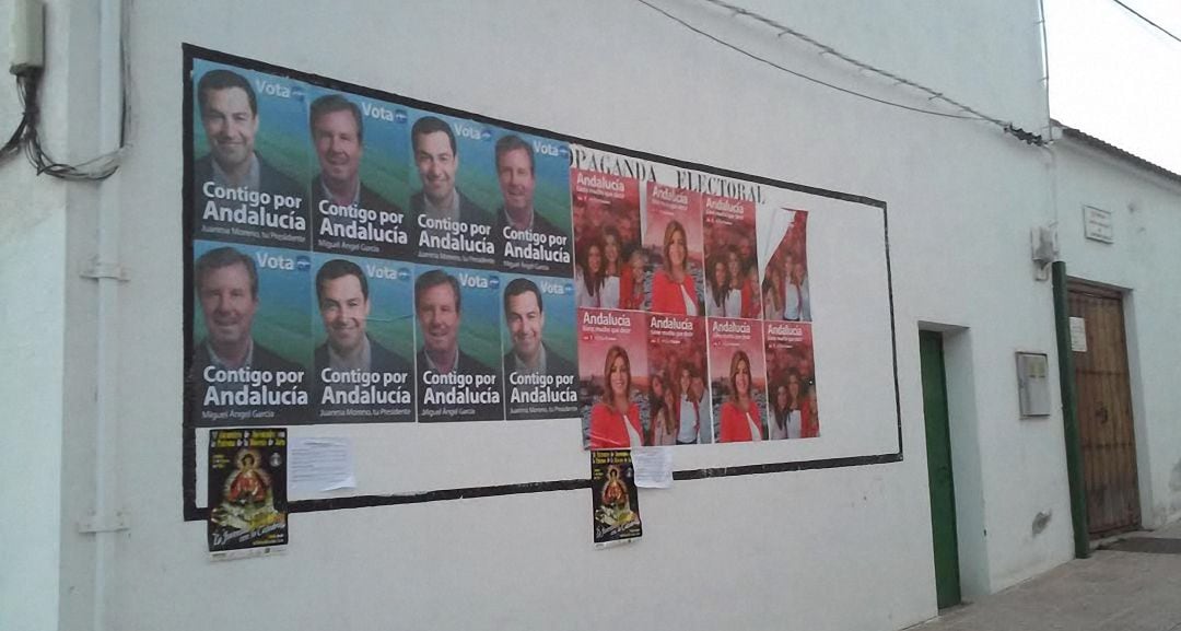 Carteles pegados en la campaña de las elecciones autonómicas.