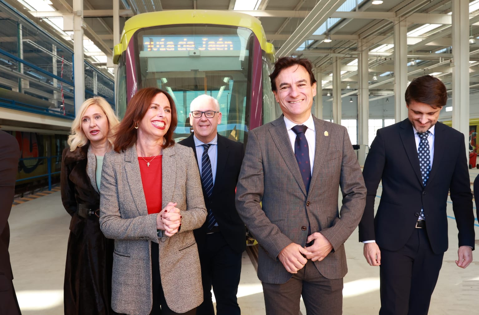 La consejera de Fomento, Rocío Díaz, y el alcalde de Jaén, Agustín González, durante una visita a las cocheras del tranvía el pasado mes de enero.