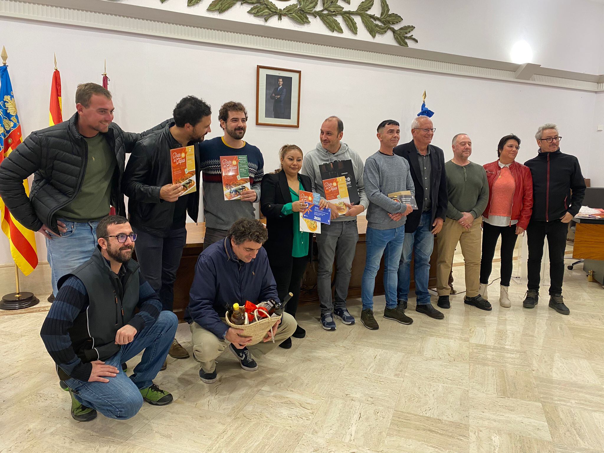 Foto de familia de los ganadores, organizadores y colaboradores de la XX Ruta de Tapas de Dénia.