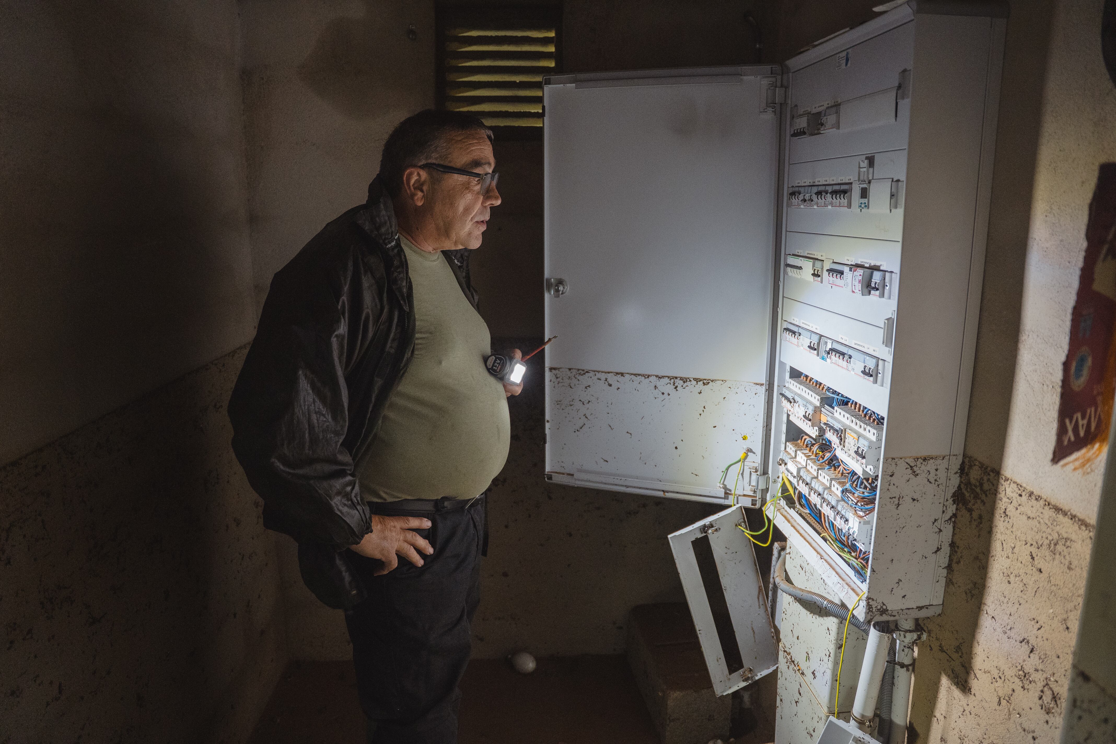 Un veí de Godall revisa una instal·lació elèctrica